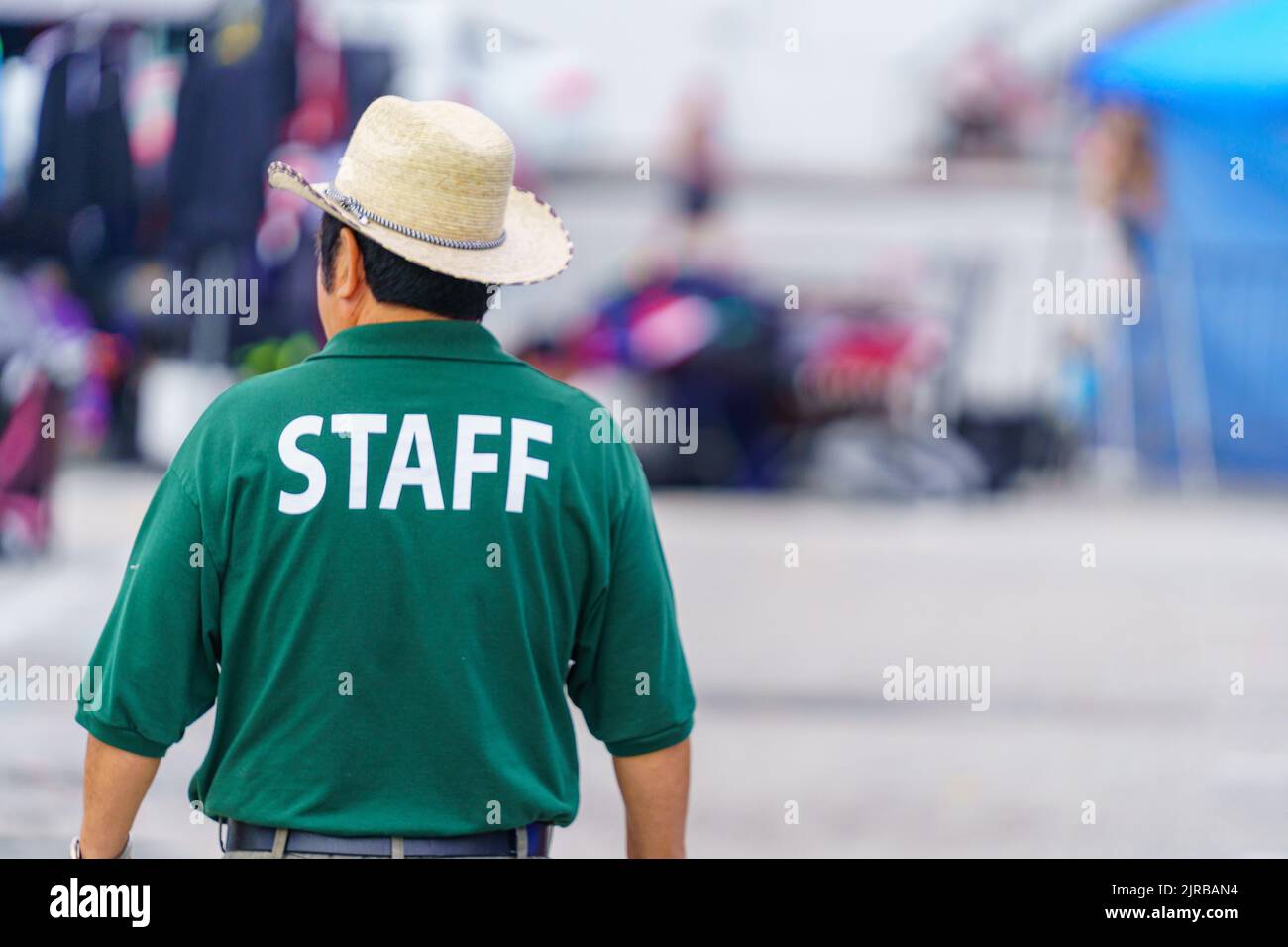 New Castle, DE, Etats-Unis - 21 août 2022: Un membre du personnel à un grand marché aux puces en plein air qui fonctionne du lever du soleil au coucher du soleil. Banque D'Images