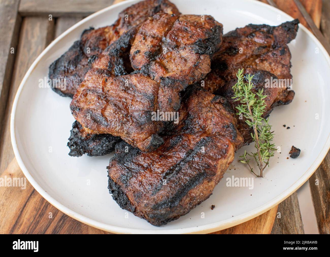 Steaks de porc grillés sur une assiette Banque D'Images