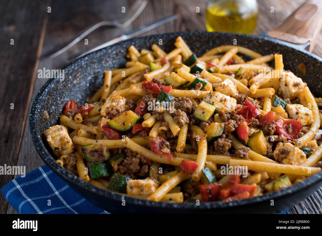 Un plat de pâtes avec macaroni, bœuf haché, légumes et feta Banque D'Images