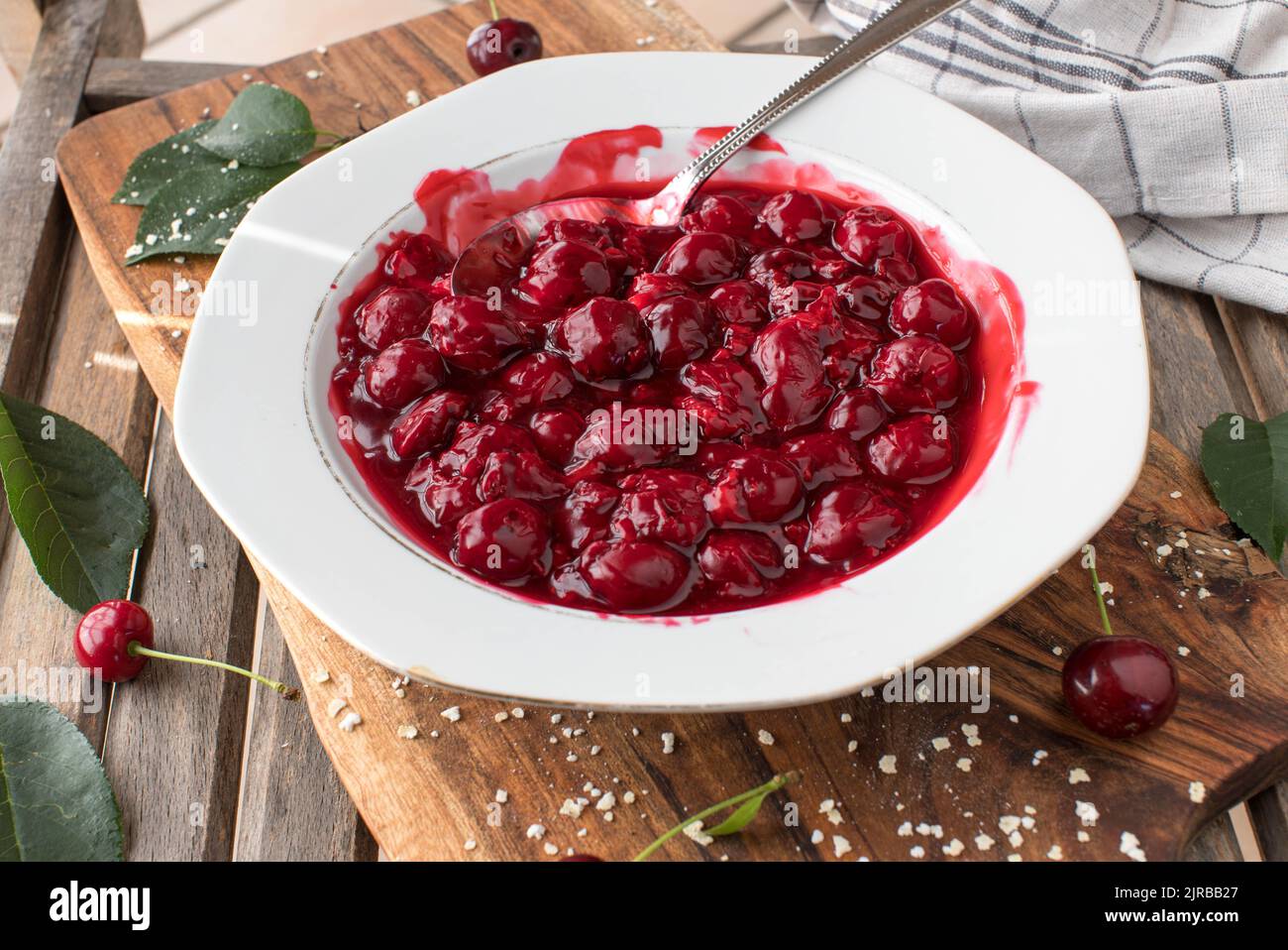 Compote de cerises fraîches et faites maison Banque D'Images