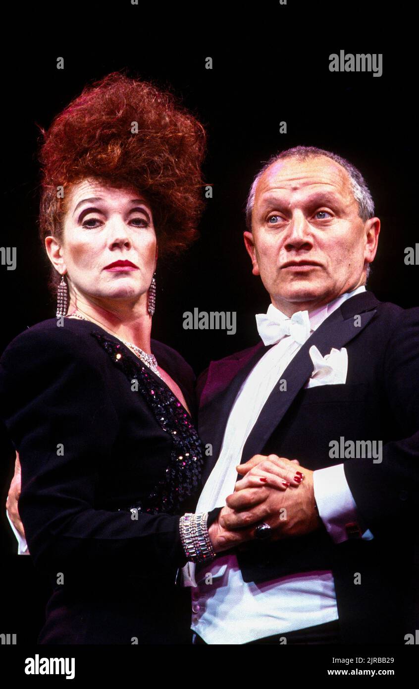 Linda Marlowe (Helen), Steven Berkoff (les) en DÉCADENCE au Wyndham's Theatre, Londres WC2 26/02/1987 écrit et réalisé par Steven Berkoff design: Mani Fagenblum Banque D'Images