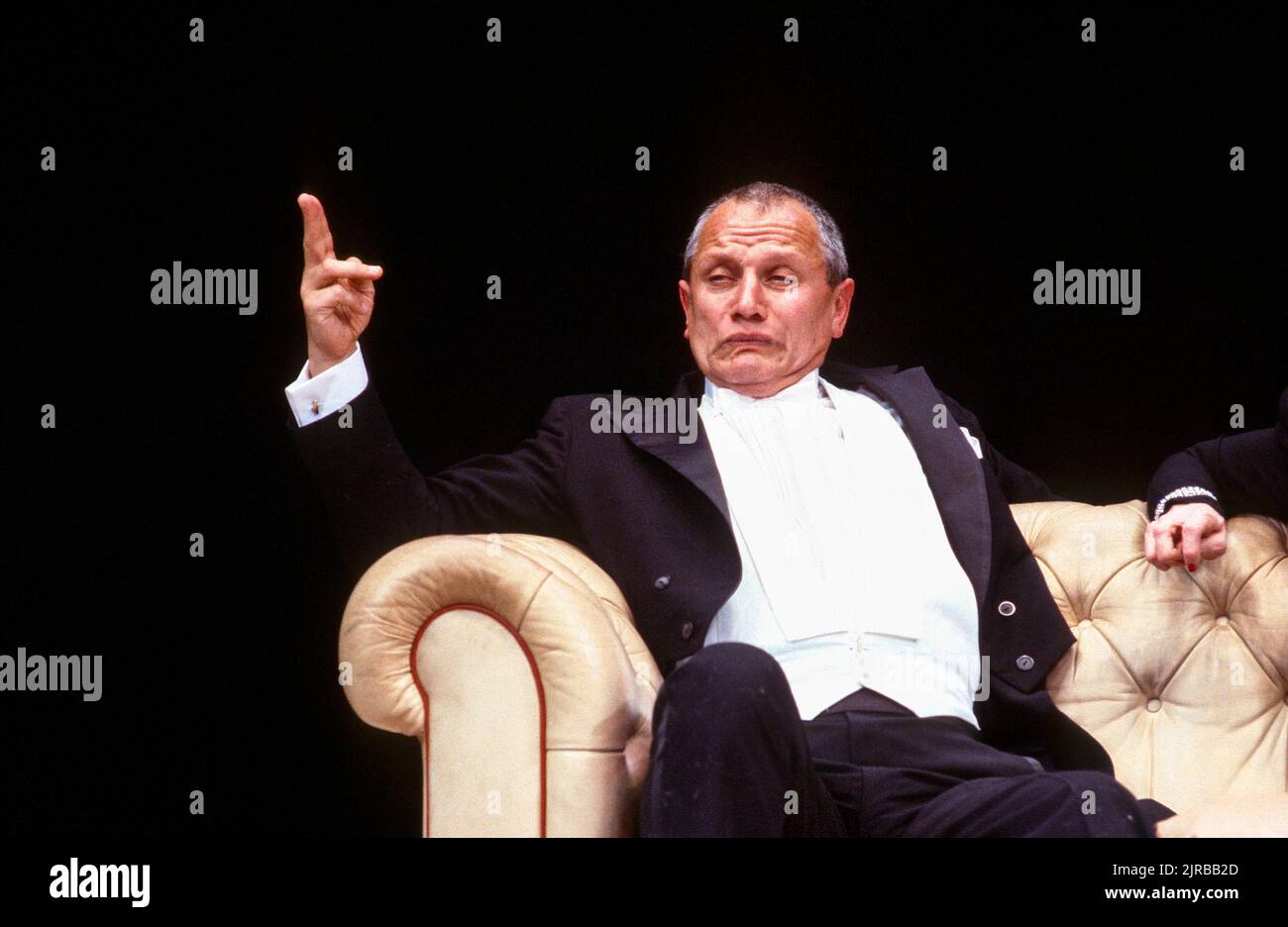 Steven Berkoff (les) en DÉCADENCE au Wyndham's Theatre, Londres WC2 26/02/1987 écrit et réalisé par Steven Berkoff design: Mani Fagenblum Banque D'Images