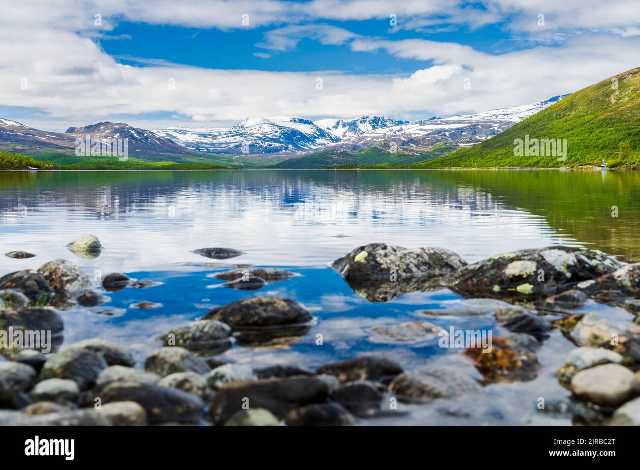 Norvège, Innlandet, bord de lac des Rocheuses dans le parc national de Jotunheimen avec des montagnes en arrière-plan Banque D'Images
