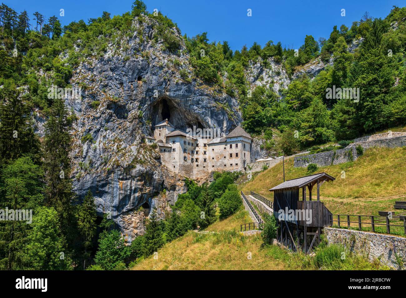 Slovénie, Predjama, Château de Predjama et paysage environnant Banque D'Images