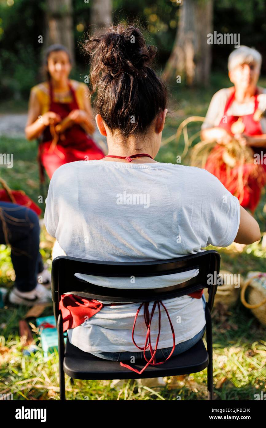 Artisans travaillant avec l'herbe esparto dans le jardin Banque D'Images