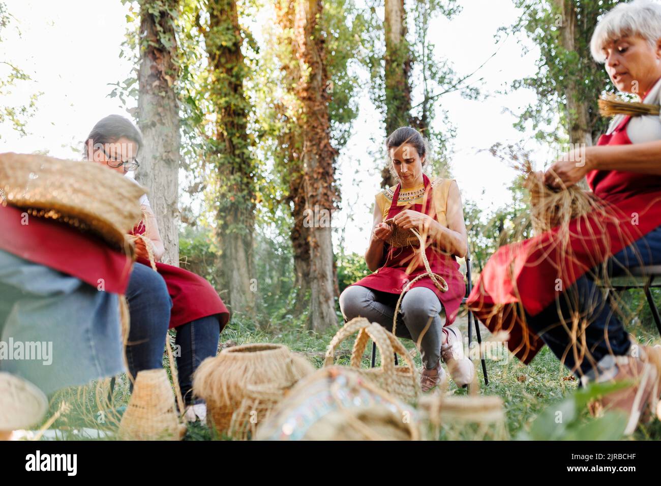 Artisans travaillant avec l'herbe esparto dans le jardin Banque D'Images