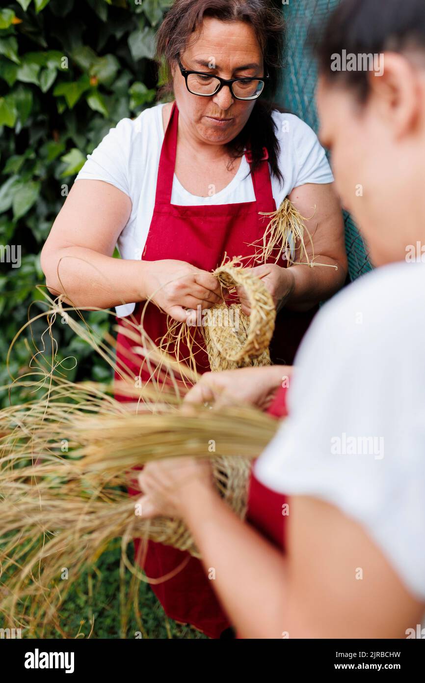 Artisans matures tissage esparto herbe Banque D'Images
