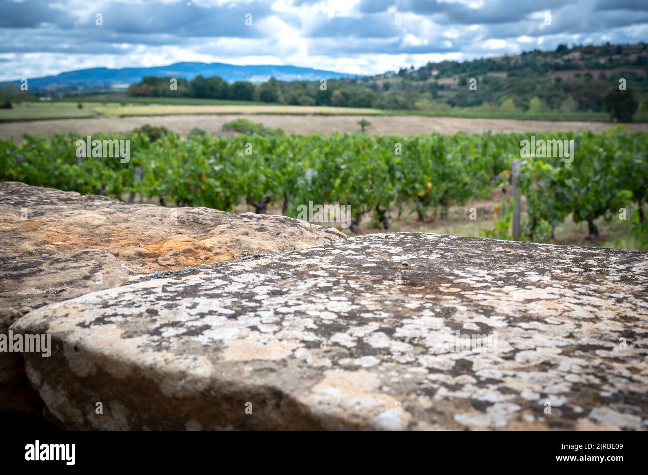 Magnifique paysage avec un vieux mur en pierre pour les couches Banque D'Images Magnifique paysage avec un vieux mur en pierre pour les couches Banque D'Images