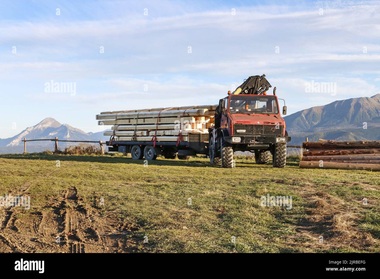 Un camion polyvalent utilisé pour transporter le bois dans les montagnes, Zakopane, Pologne. Banque D'Images