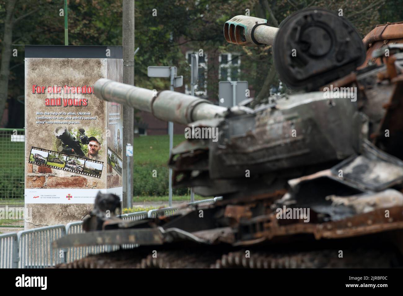 Gdansk, Pologne. 23rd août 2022. Gdansk, Pologne. 23 août 2022. Le char de bataille principal T-72BA conçu par les Soviétiques est présenté lors de l'exposition en plein air sur les équipements militaires russes détruits est ouverte aujourd'hui. Exposition montre l'équipement russe détruit par les soldats ukrainiens lors de l'invasion russe de l'Ukraine en 2022 crédit: Wojciech Strozyk/Alay Live News Banque D'Images