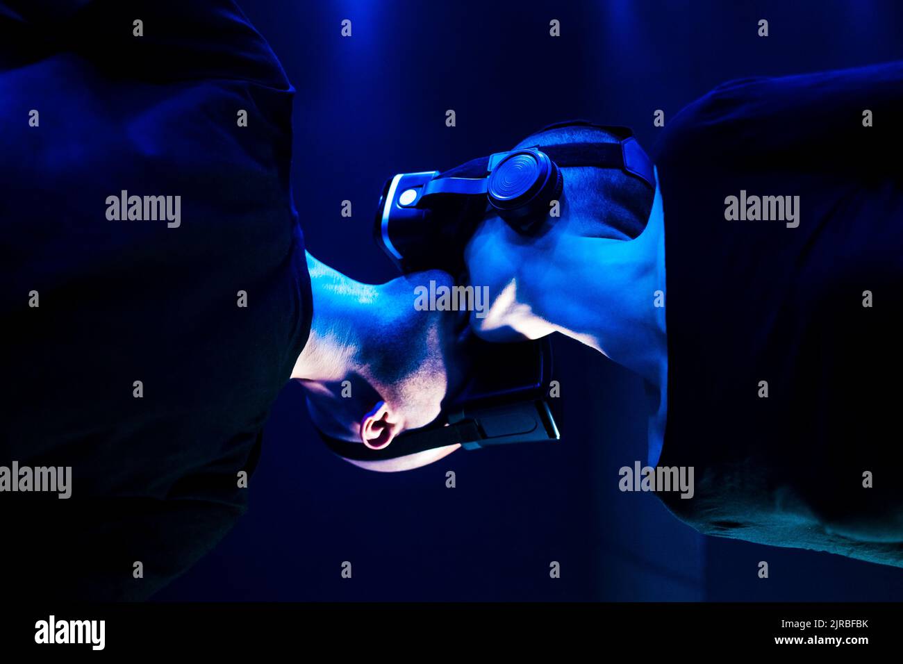 Couple romantique s'embrassant les uns les autres en portant des lunettes VR Banque D'Images