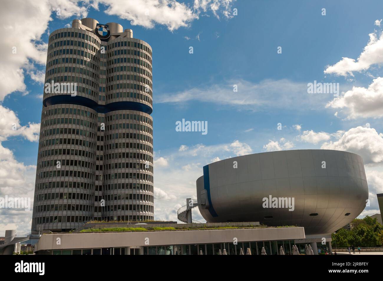 Siège de BMW (Bayerische Motoren Werke), vue extérieure du bâtiment de bureau et du musée de BMW. Munich, Allemagne - SEP, 2019 Banque D'Images