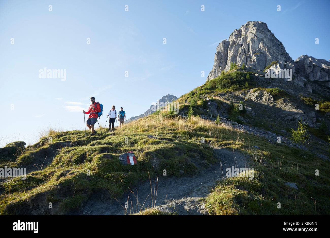 Randonneurs descendant de la montagne en face du ciel clair, Mutters, Tyrol, Autriche Banque D'Images