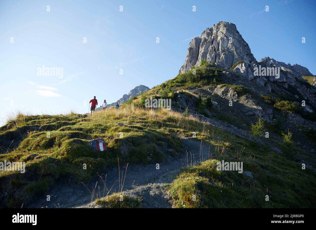 Randonneurs descendant de la montagne le jour ensoleillé, Mutters, Tyrol, Autriche Banque D'Images