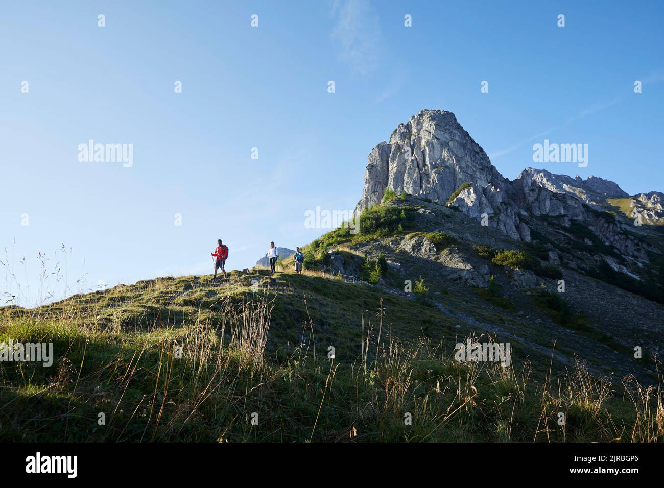 Randonneurs en montagne devant le ciel bleu, Mutters, Tyrol, Autriche Banque D'Images