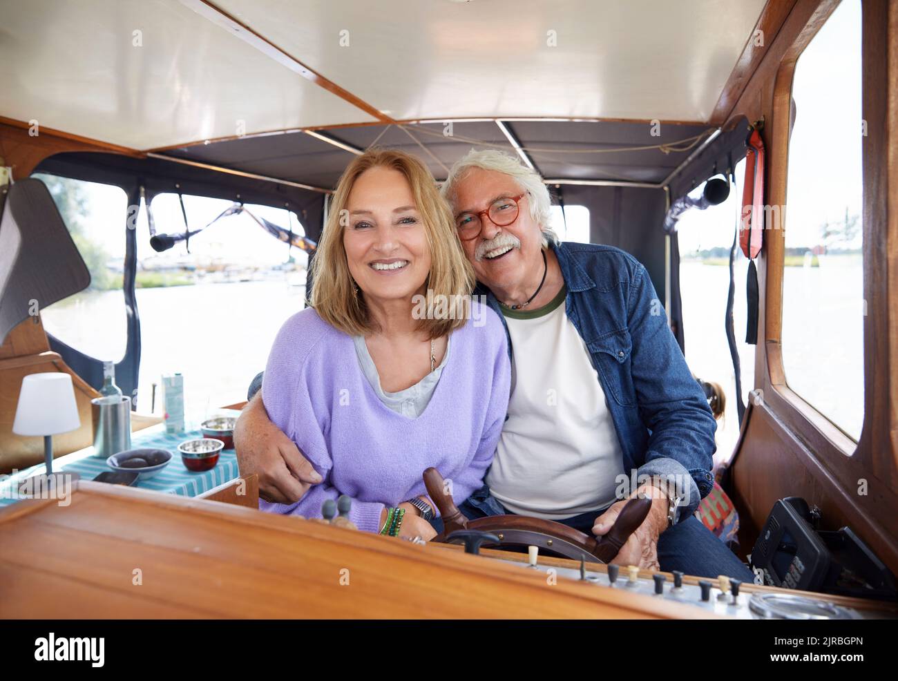 Couple senior heureux appréciant dans le bateau Banque D'Images