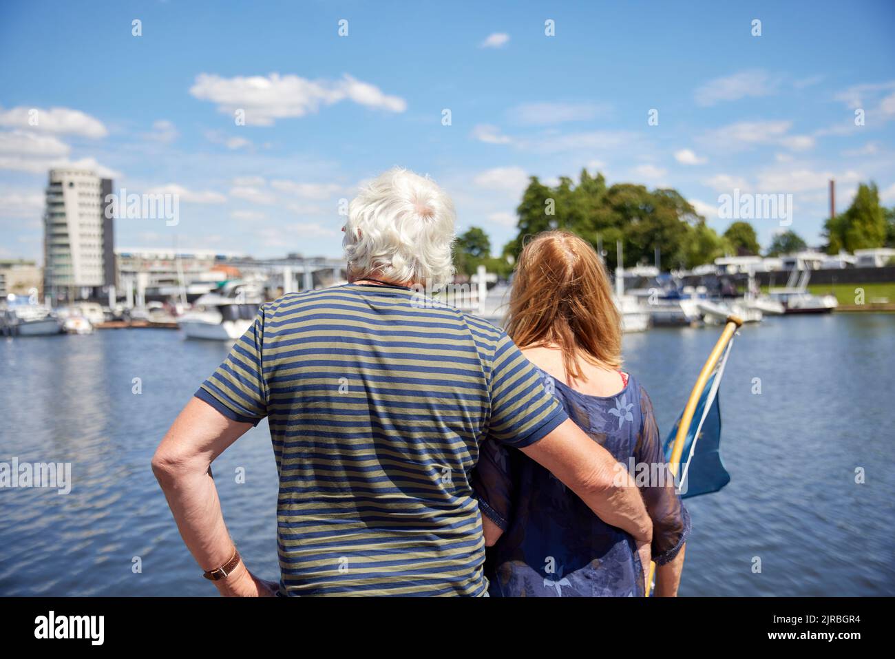 Homme âgé avec le bras autour de la femme regardant le port Banque D'Images
