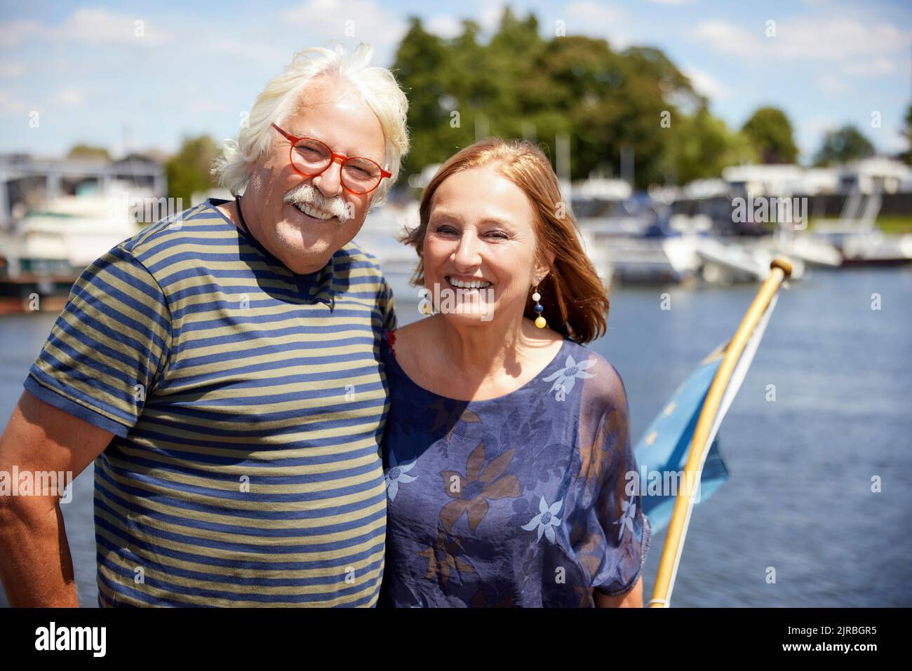 Couple senior heureux profitant de la journée ensoleillée Banque D'Images