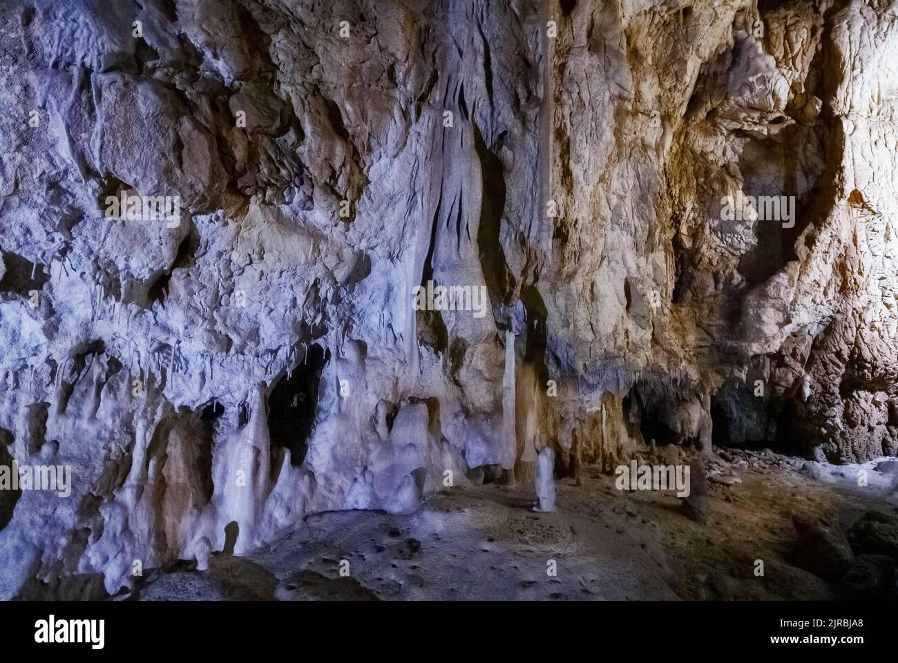 magnifique mur de roche à la grotte d'ursus, roumanie. magnifique fond de nature Banque D'Images