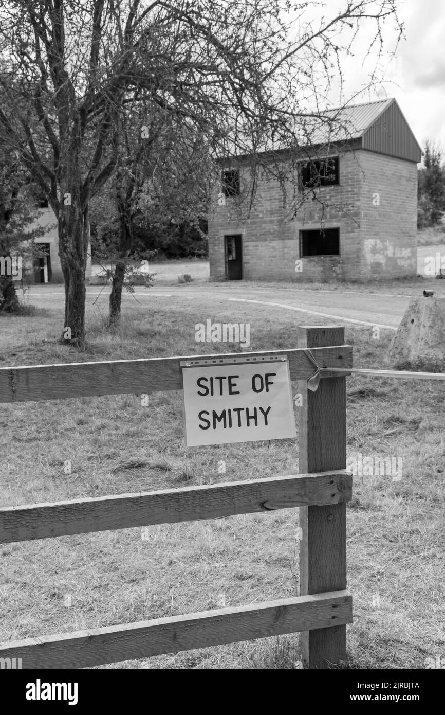 Imber ouvre pour les visiteurs de voir le village fantôme déserté sur la plaine de Salisbury, Wiltshire Royaume-Uni en août - site de Smithy Banque D'Images
