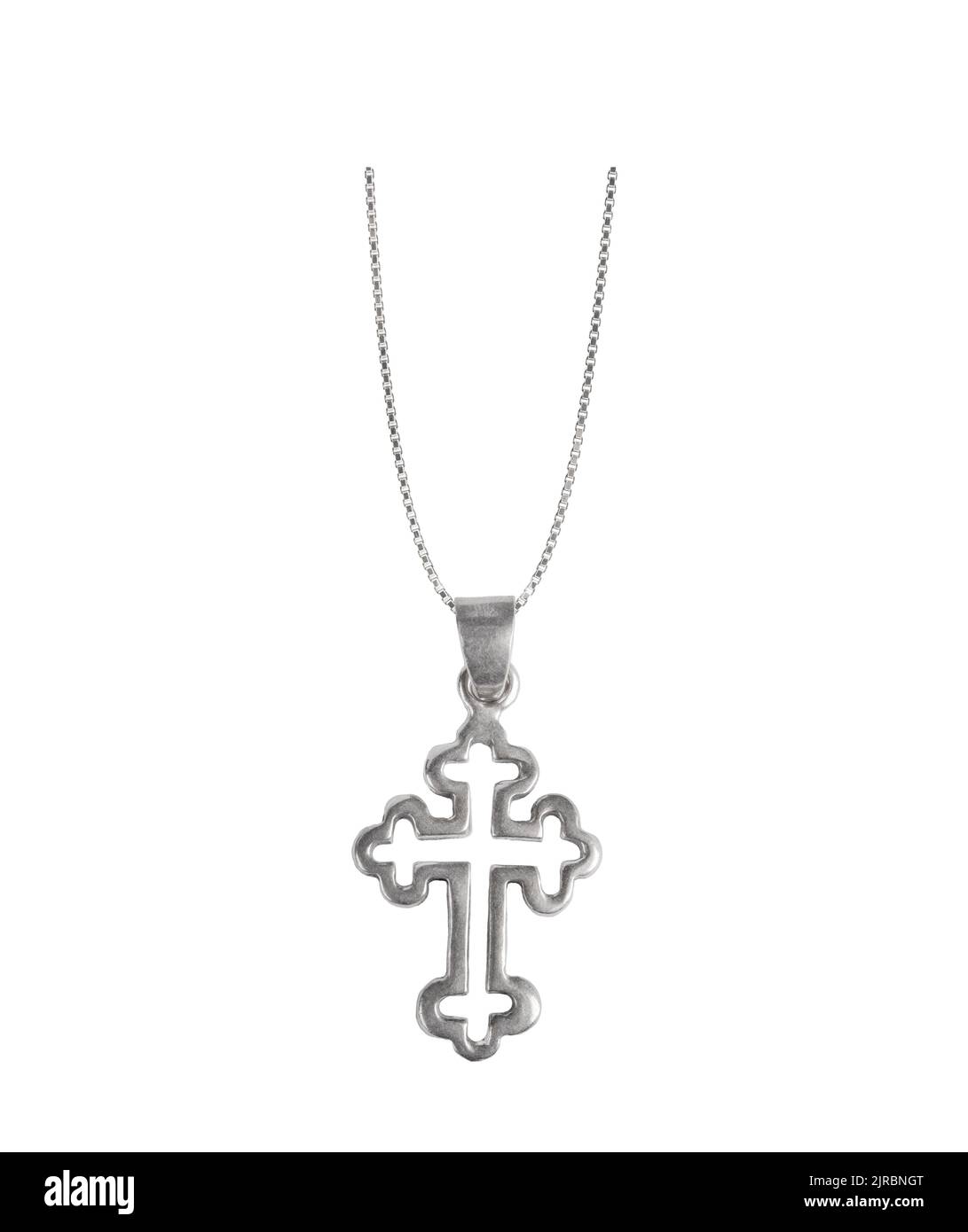 Collier en croix en argent crucifix isolé sur fond blanc. Banque D'Images