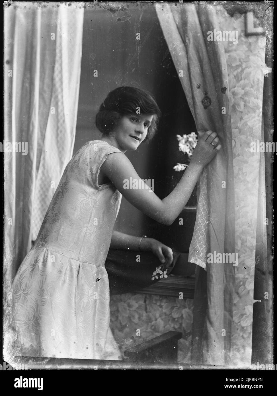 Portrait d'une femme à une fenêtre, vers 1920s, Wellington, par Berry & Co Banque D'Images