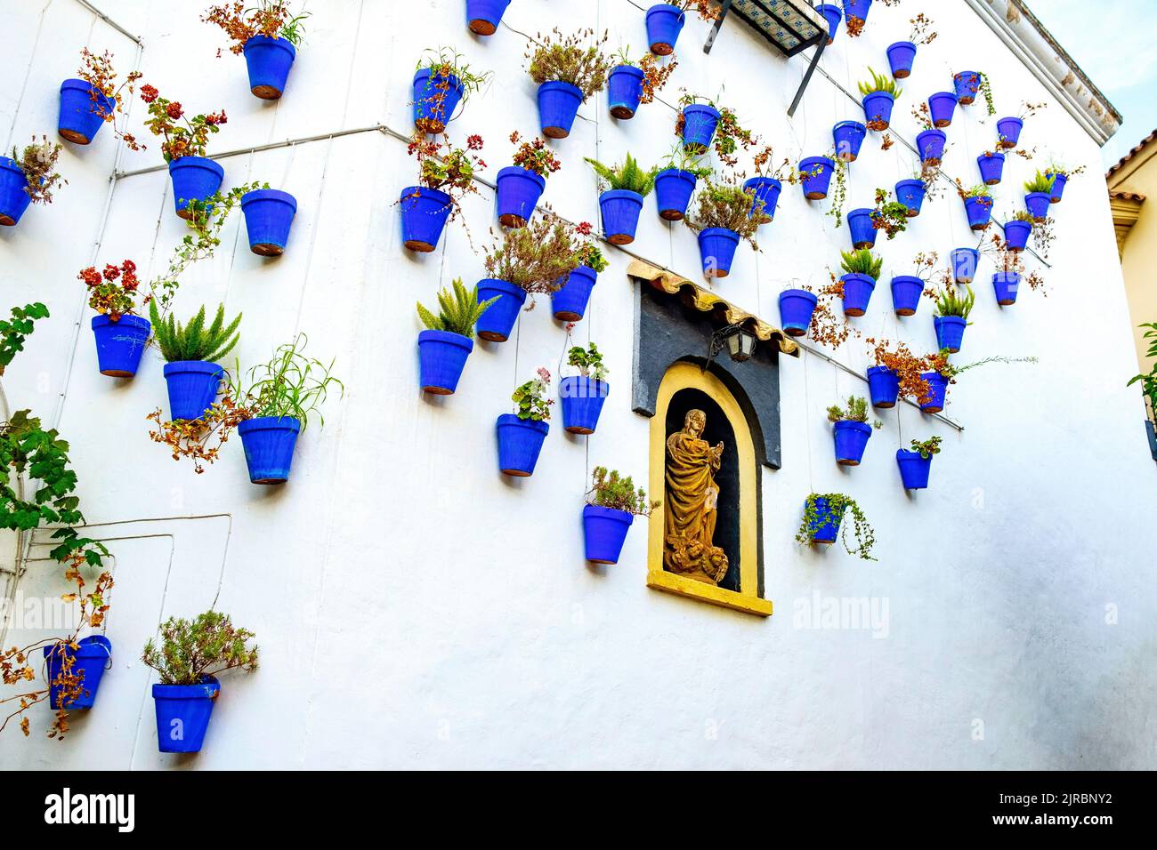 Poble Espanyol attraction touristique ancienne rue étroite avec des murs blancs décorés avec des pots de fleurs bleues dans le style traditionnel andalou Banque D'Images