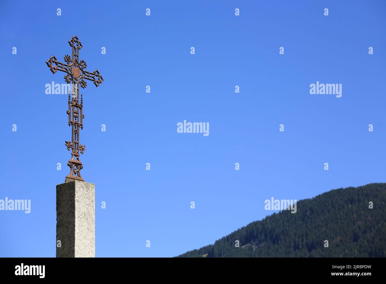 Croix en fer forgée. Cimetière de Saint-Nicolas de Véroce. Haute-Savoie. Auvergne-Rhône-Alpes. France. Europe. Banque D'Images