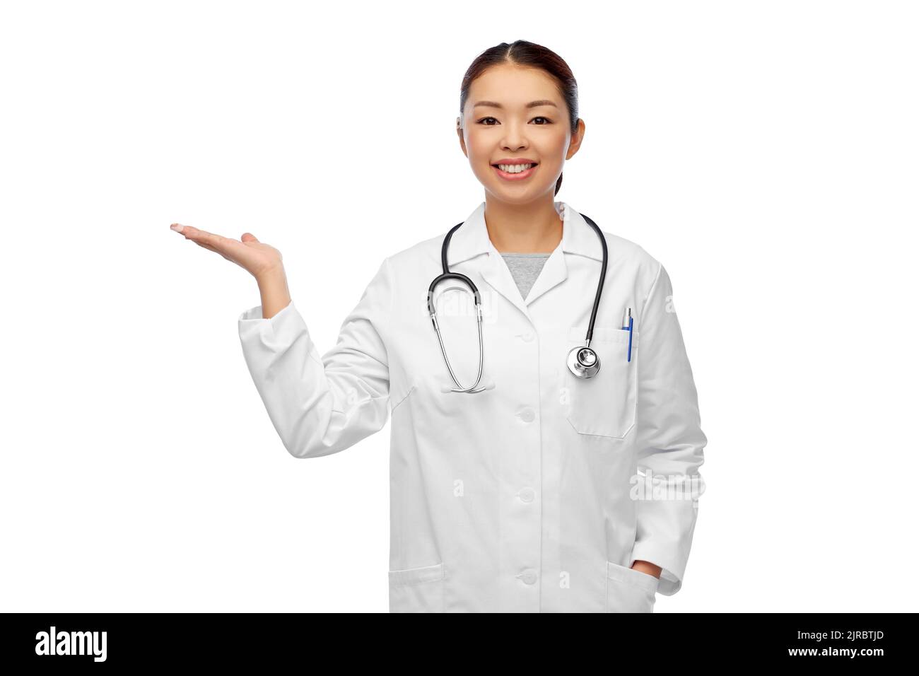 femme asiatique médecin tenant quelque chose à portée de main Banque D'Images