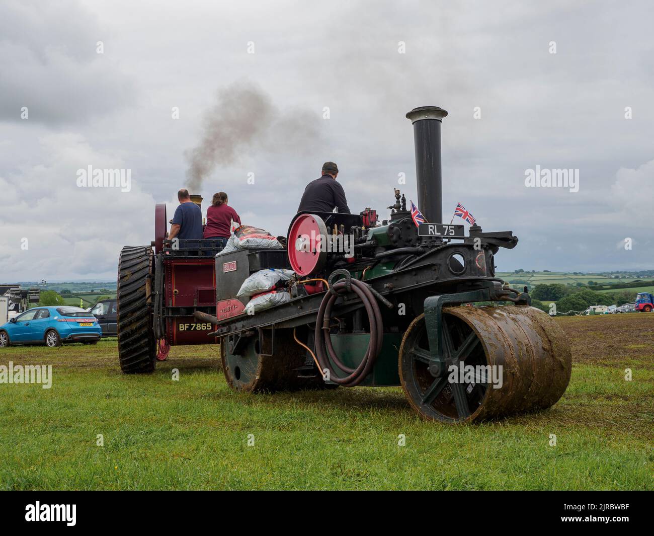 Moteur de traction remorquant un rouleau à vapeur hors de la boue au Launceston Steam & Vintage Rally, Cornwall, Royaume-Uni Banque D'Images