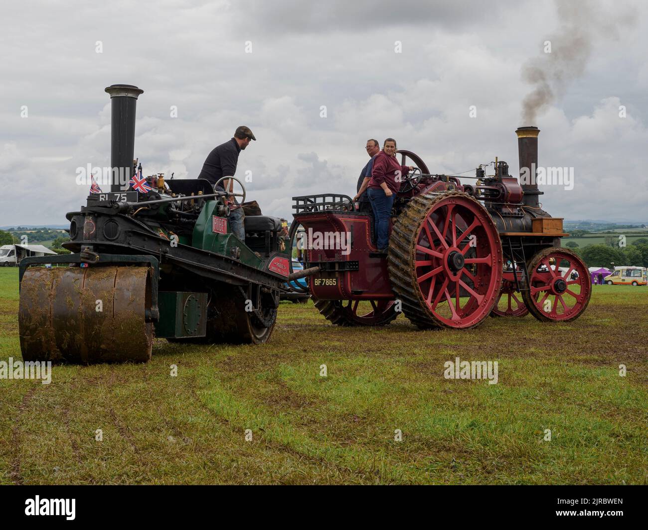 Moteur de traction remorquant un rouleau à vapeur hors de la boue au Launceston Steam & Vintage Rally, Cornwall, Royaume-Uni Banque D'Images
