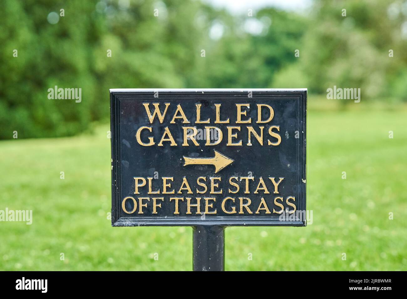 Un panneau d'information demandant poliment aux gens de rester hors de l'herbe. Banque D'Images