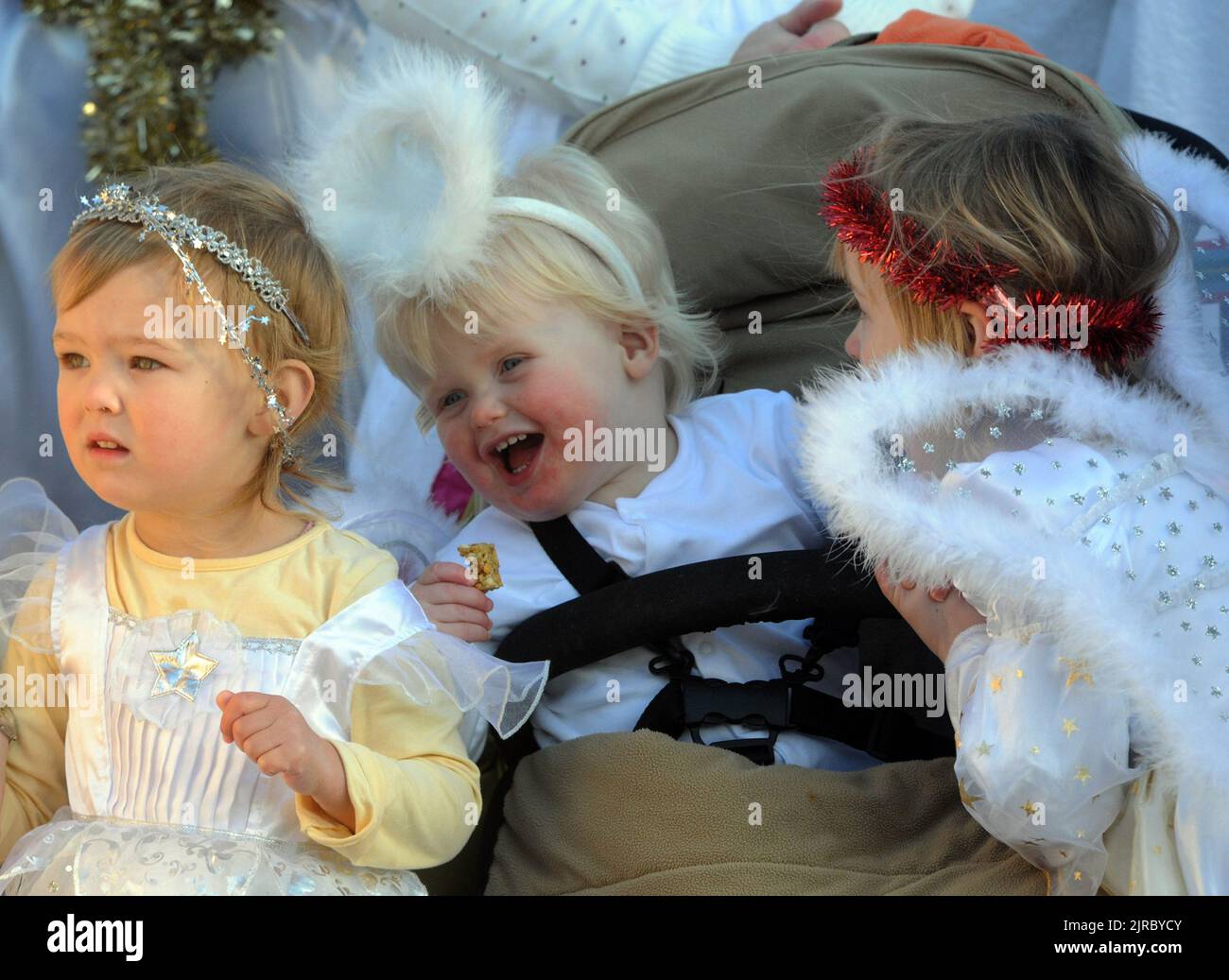 TROIS PETITS ANGES QUI ONT REJOINT PRÈS DE 400 PERSONNAGES DE LA NATIVITÉ LORS D'UNE TENTATIVE DE RECORD DE LA NATIVITÉ À L'ÉGLISE DE LA VICTOIRE, PORTSWOOD, SOUTHAMPTON. PHOTO MIKE WALKER, PHOTOS DE MIKE WALKER, 2011 Banque D'Images