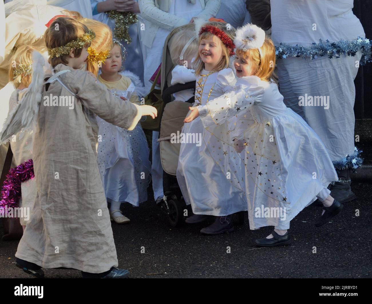 LES PETITS ANGES QUI ONT REJOINT PRÈS DE 400 PERSONNAGES DE LA NATIVITÉ LORS D'UNE TENTATIVE DE RECORD DE LA NATIVITÉ À L'ÉGLISE DE LA VICTOIRE, PORTSWOOD, SOUTHAMPTON. PIC MIKE WALKER, 2011 Banque D'Images