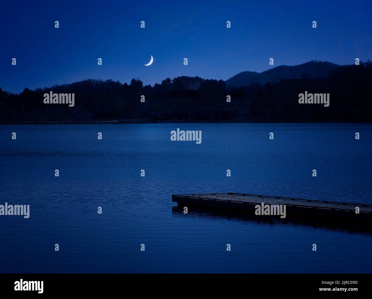 Quart de lune au-dessus du lac Junaluska dans l'ouest de la Caroline du Nord Banque D'Images