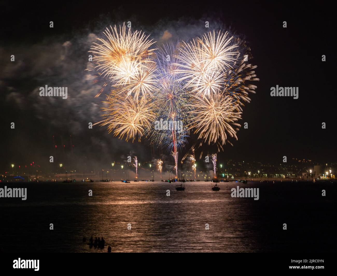 Feux d'artifice au bord de la mer à l'ouverture cérémoniale des célébrations de la ville annoncent le début de la semaine annuelle Foire de Málaga .Feria de Málaga, Costa d Banque D'Images