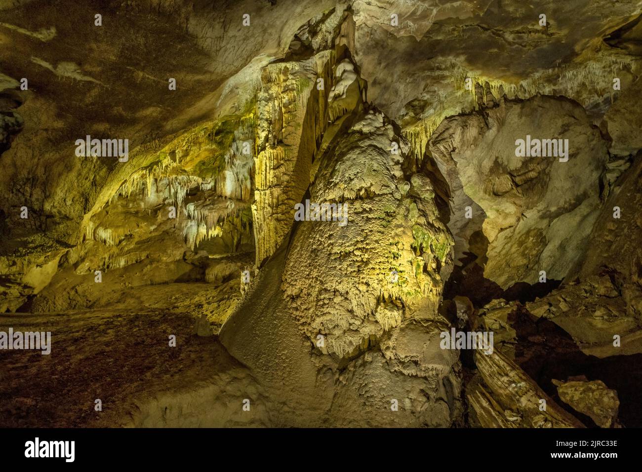 Belle grotte avec stalactites Banque D'Images