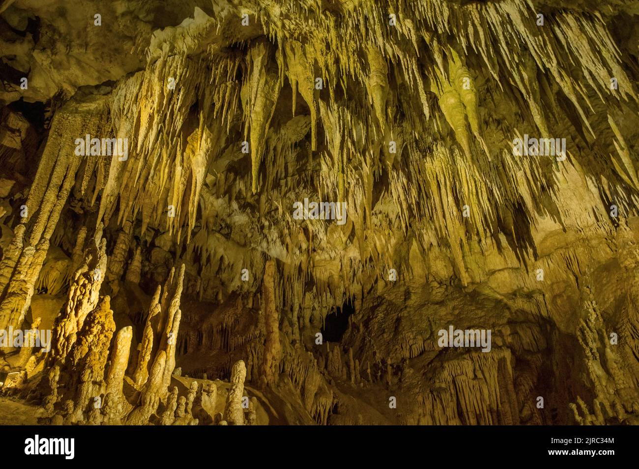 Belle grotte avec stalactites Banque D'Images