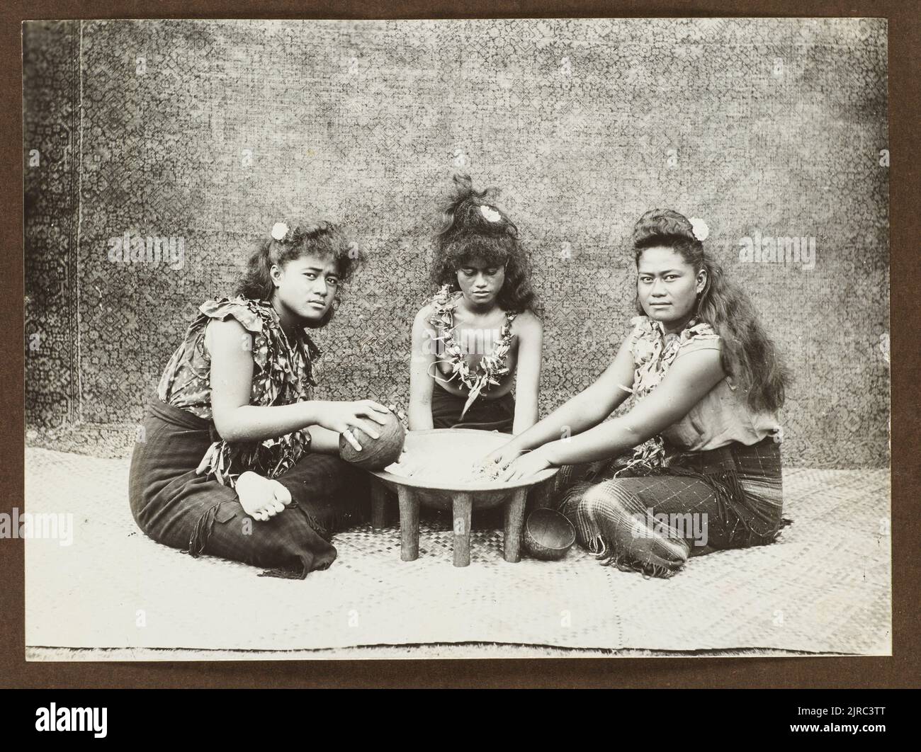 Jeunes femmes Samoënelles avec kava bol. De l'album: Samoa, vers 1918, Sāmoa, par Alfred James Tattersall. Banque D'Images