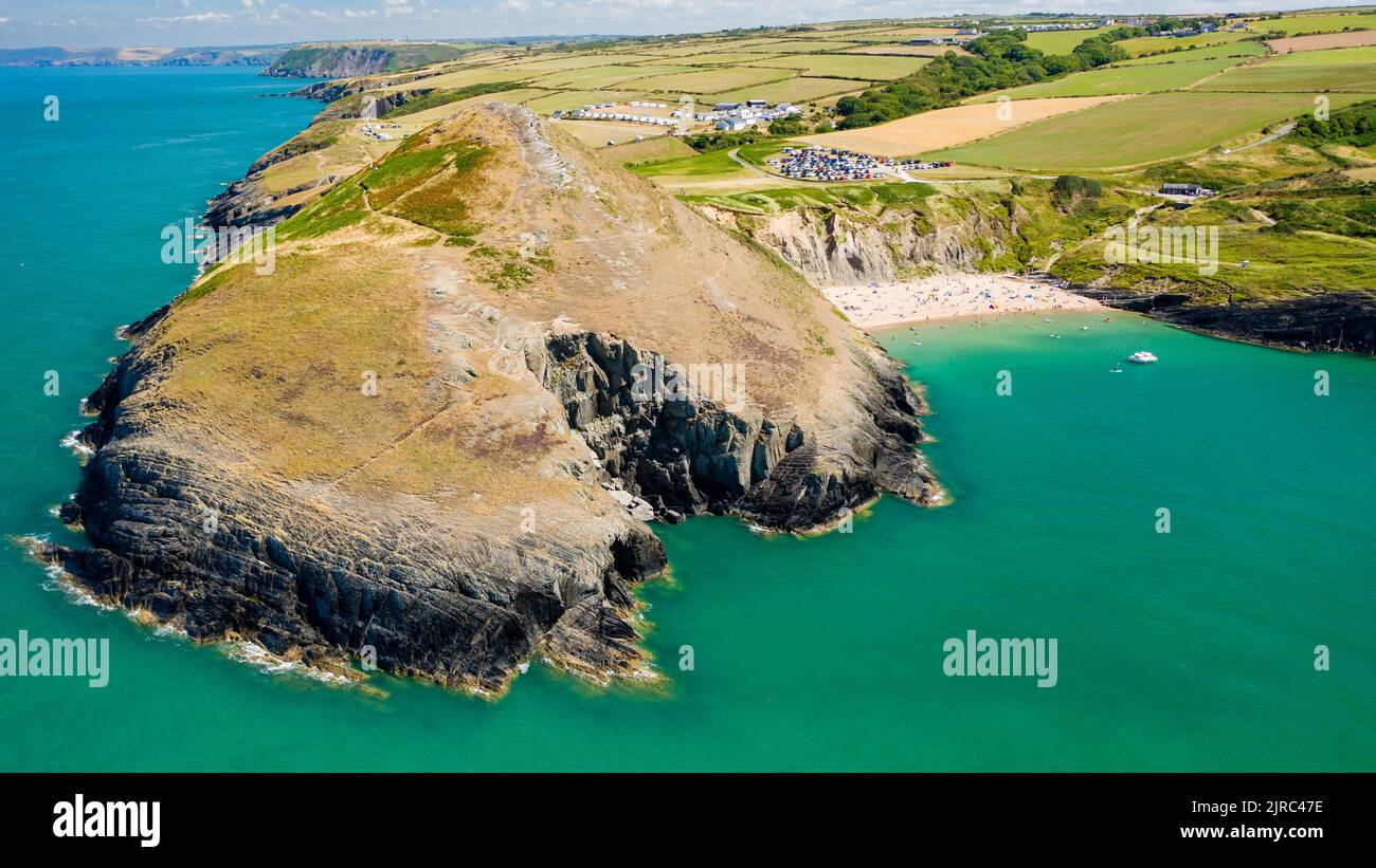 Vue aérienne de la spectaculaire plage de sable et de la baie de Mwnt à Ceredigion, dans l'ouest du pays de Galles Banque D'Images