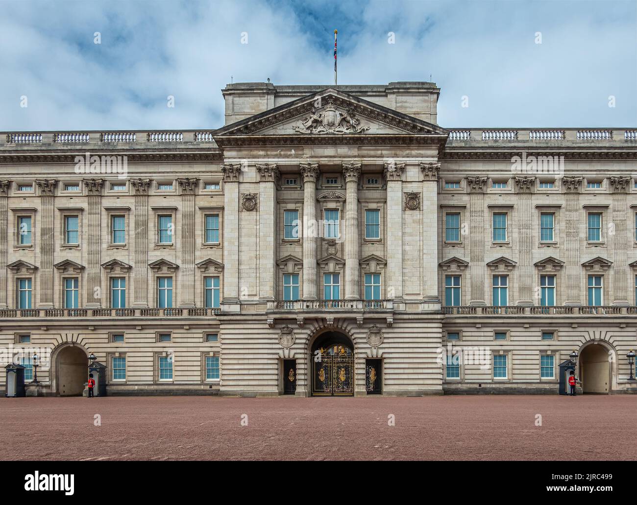 Londres, Angleterre, Royaume-Uni - 6 juillet 2022: Buckingham Palace beige bâtiment en pierre d'une Garde de la Reine à l'autre sous bleu ciel nuageux. Colonne centrale p Banque D'Images