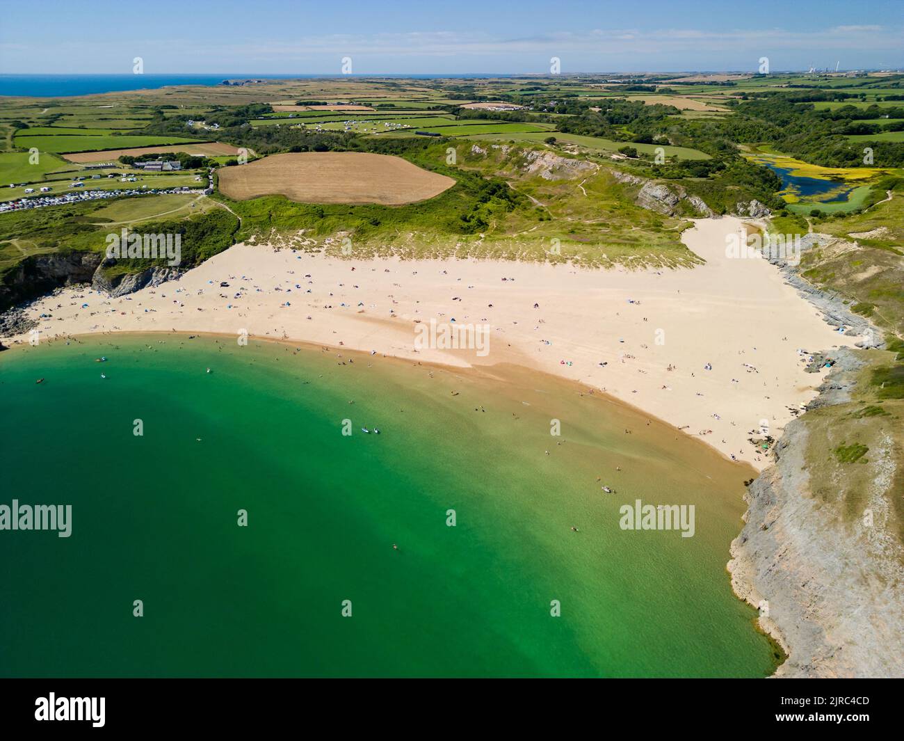 Vue aérienne d'une immense plage de sable et des eaux claires (Broad Haven South, Pembrokeshire, pays de Galles) Banque D'Images