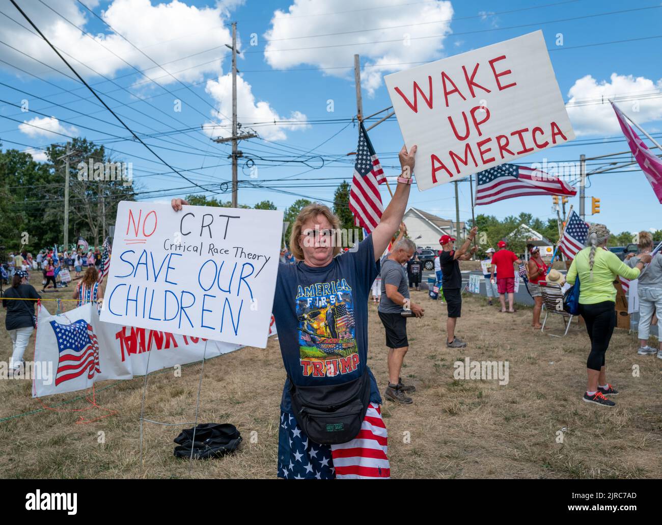 BEDMINSTER, N.J. – 14 août 2022 : les manifestants se rassemblent lors d'un événement « Stand with Trump » près du club de golf national de Trump de Bedminster. Banque D'Images