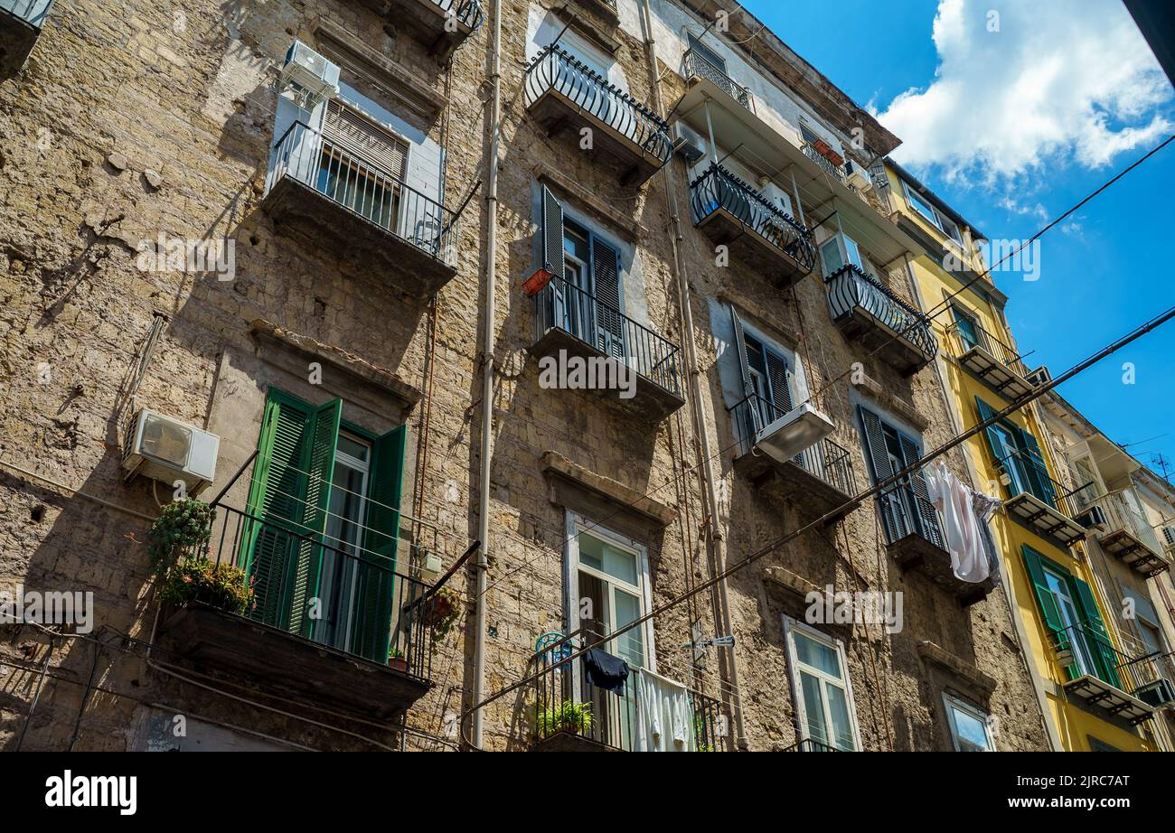 Façade de la maison avec fenêtres et balcons. Banque D'Images