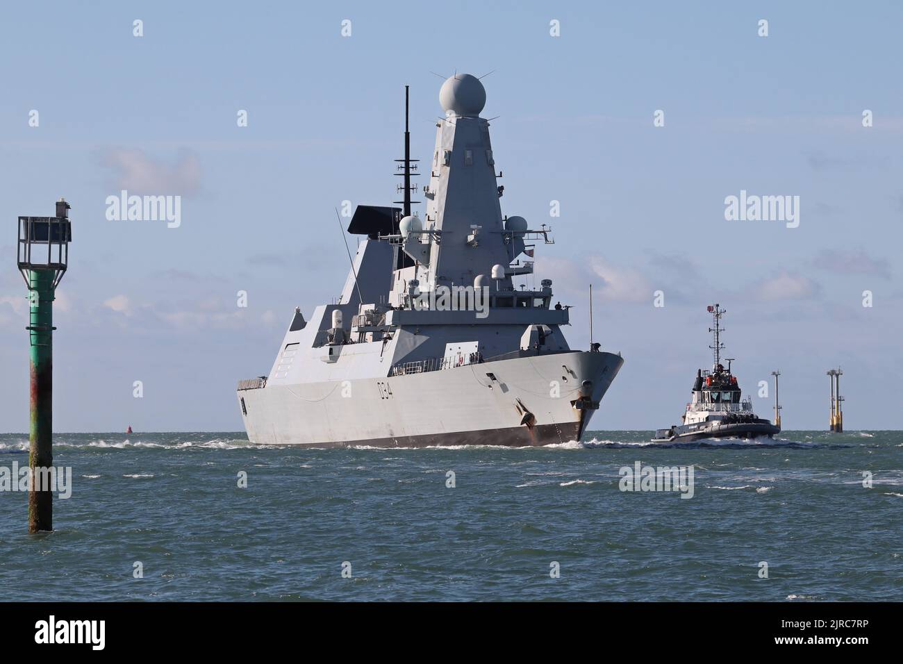 Le destroyer de défense aérienne de type 45 de la Royal Navy HMS DIAMOND rentre chez lui pour une courte période d'entretien Banque D'Images