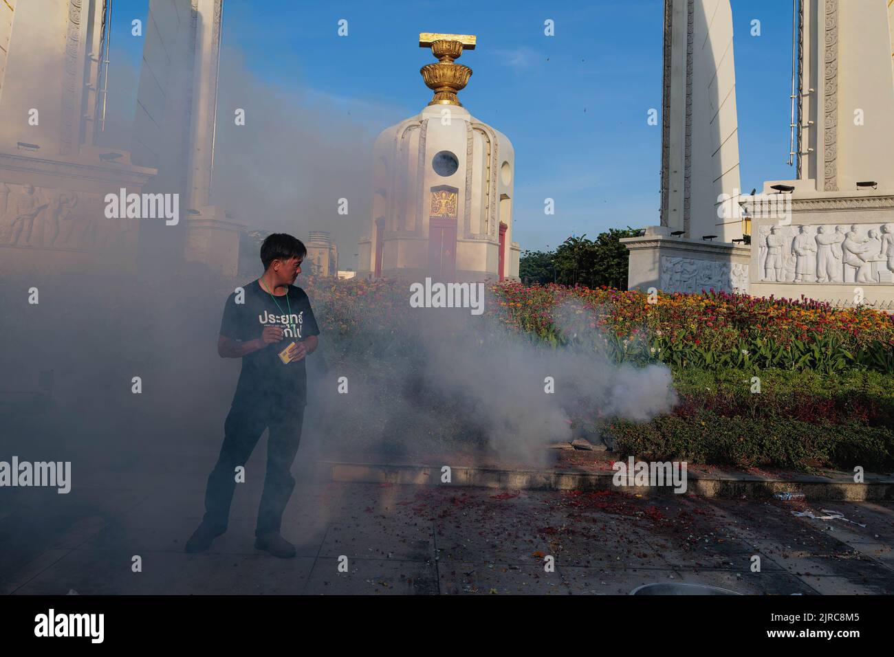 Bangkok, Thaïlande. 23rd août 2022. Les manifestants maudissent le Prayut Chan-ocha en brûlant du sel et du piment qui est une malédiction culturelle thaïlandaise lors d'une manifestation devant le monument de la démocratie. Les manifestants pro-démocratie protestent contre le Premier ministre thaïlandais, Prayut Chan-ocha, qui demande sa démission et disent que Prayut Chan-ocha a dépassé la limite de son mandat par la constitution. Crédit : SOPA Images Limited/Alamy Live News Banque D'Images