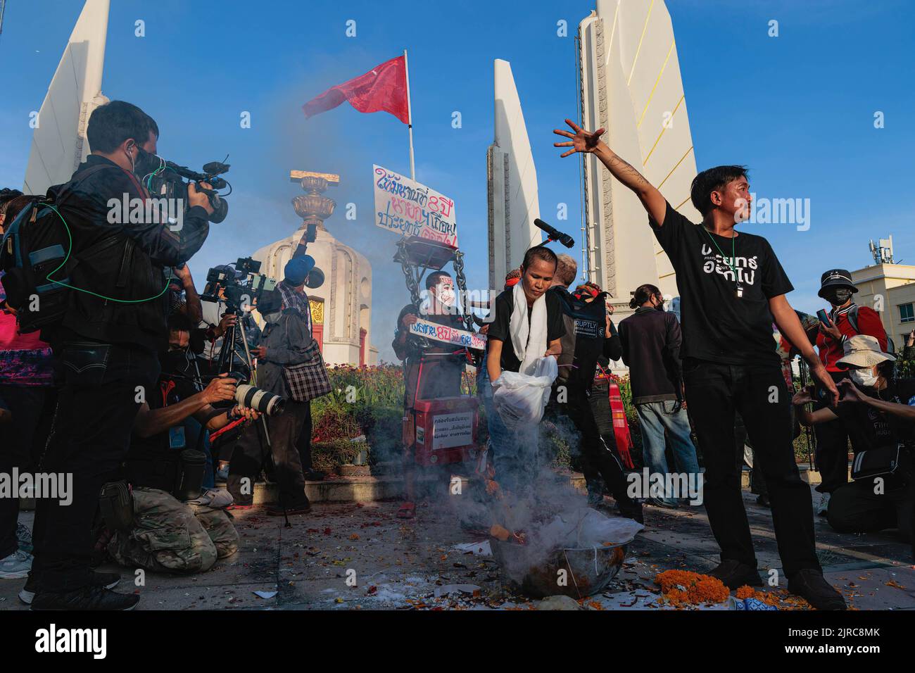 Bangkok, Thaïlande. 23rd août 2022. Les manifestants maudissent le Prayut Chan-ocha en brûlant du sel et du piment qui est une malédiction culturelle thaïlandaise lors d'une manifestation devant le monument de la démocratie. Les manifestants pro-démocratie protestent contre le Premier ministre thaïlandais, Prayut Chan-ocha, qui demande sa démission et disent que Prayut Chan-ocha a dépassé la limite de son mandat par la constitution. Crédit : SOPA Images Limited/Alamy Live News Banque D'Images