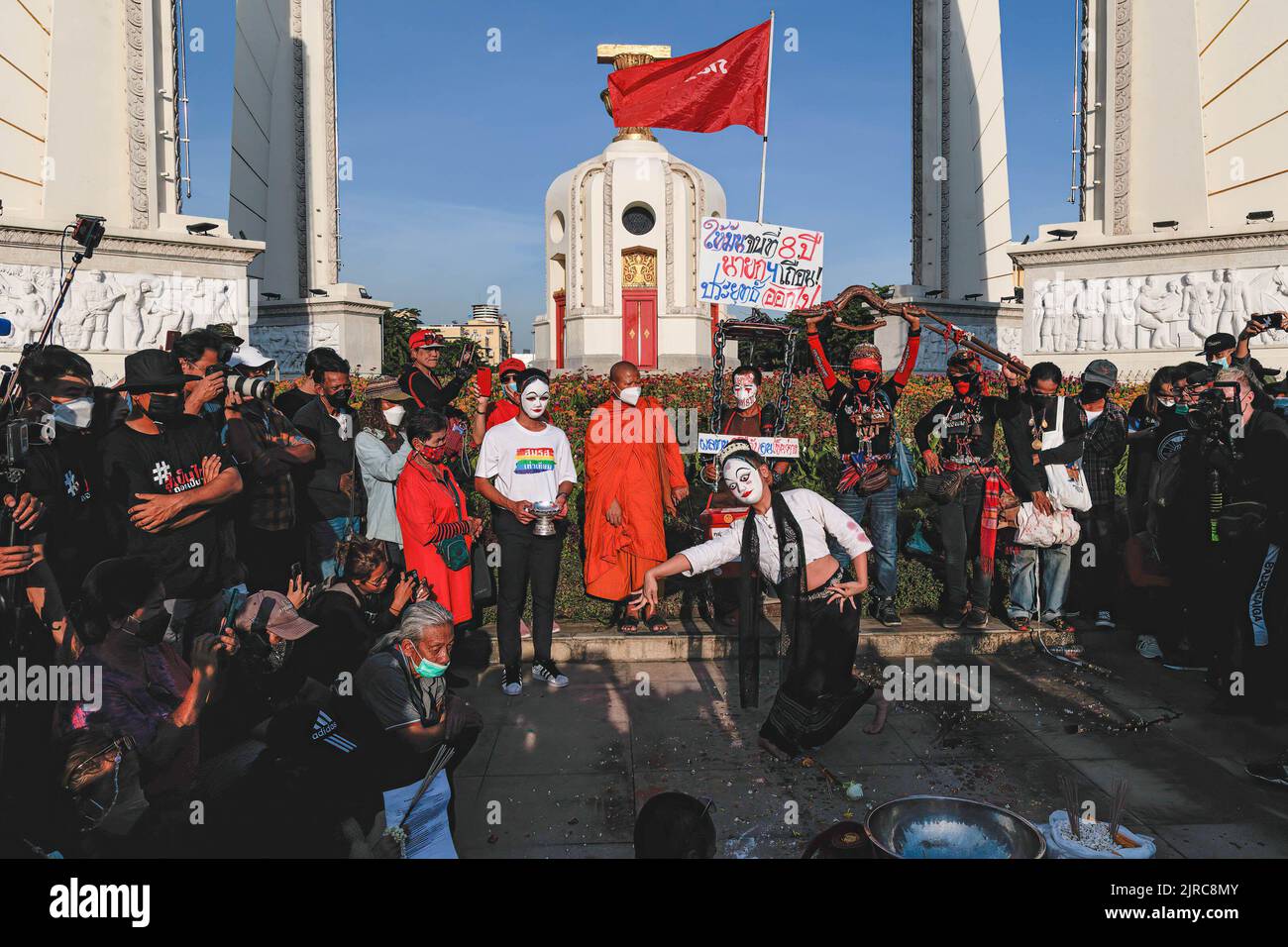 Bangkok, Thaïlande. 23rd août 2022. Les manifestants maudissent le Prayut Chan-ocha en brûlant du sel et du piment qui est une malédiction culturelle thaïlandaise lors d'une manifestation devant le monument de la démocratie. Les manifestants pro-démocratie protestent contre le Premier ministre thaïlandais, Prayut Chan-ocha, qui demande sa démission et disent que Prayut Chan-ocha a dépassé la limite de son mandat par la constitution. Crédit : SOPA Images Limited/Alamy Live News Banque D'Images