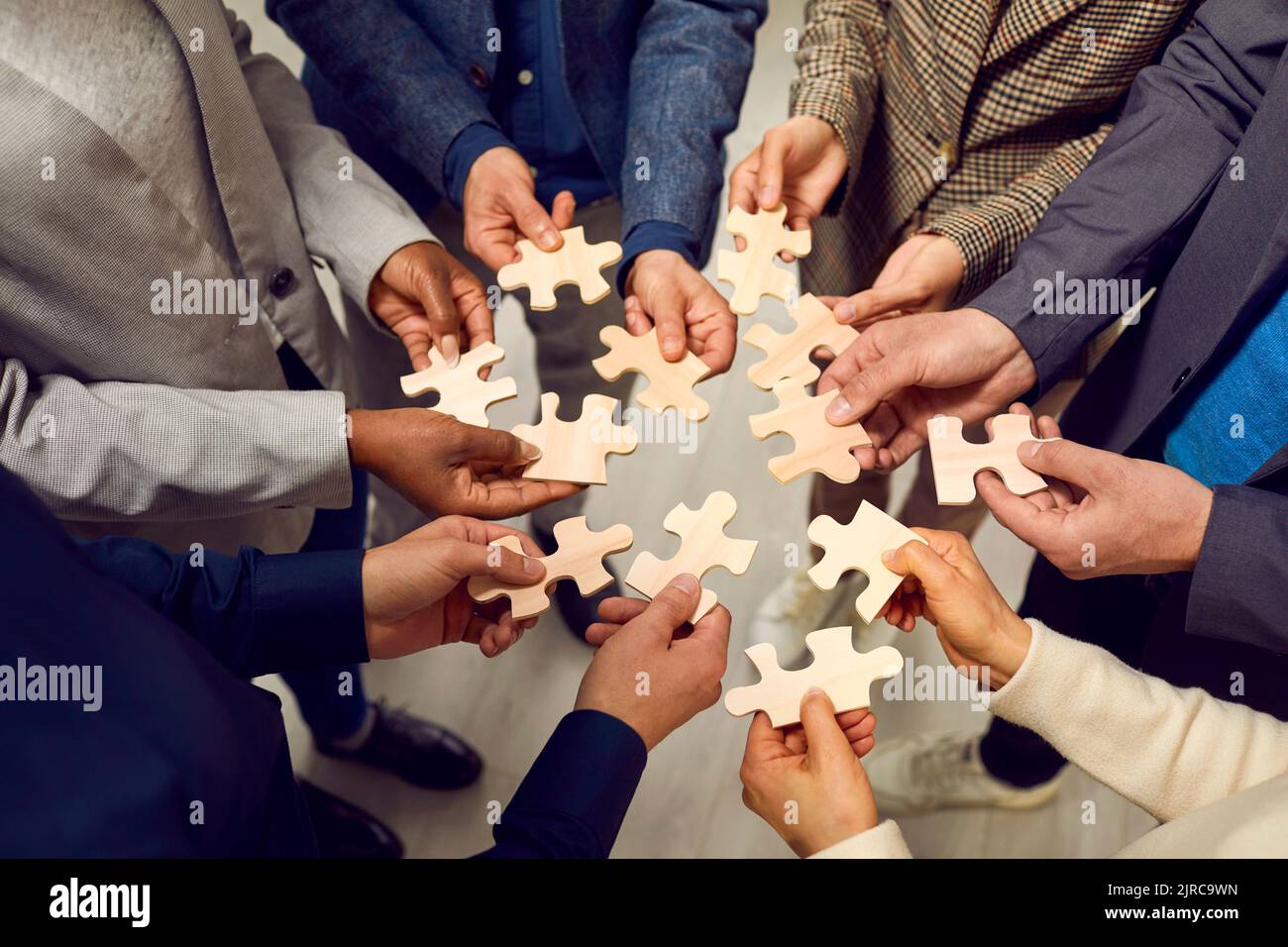 Une équipe commerciale diversifiée qui tente de résoudre les problèmes et de connecter les pièces du puzzle Banque D'Images
