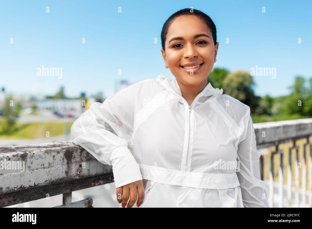 femme afro-américaine en vêtements de sport en plein air Banque D'Images